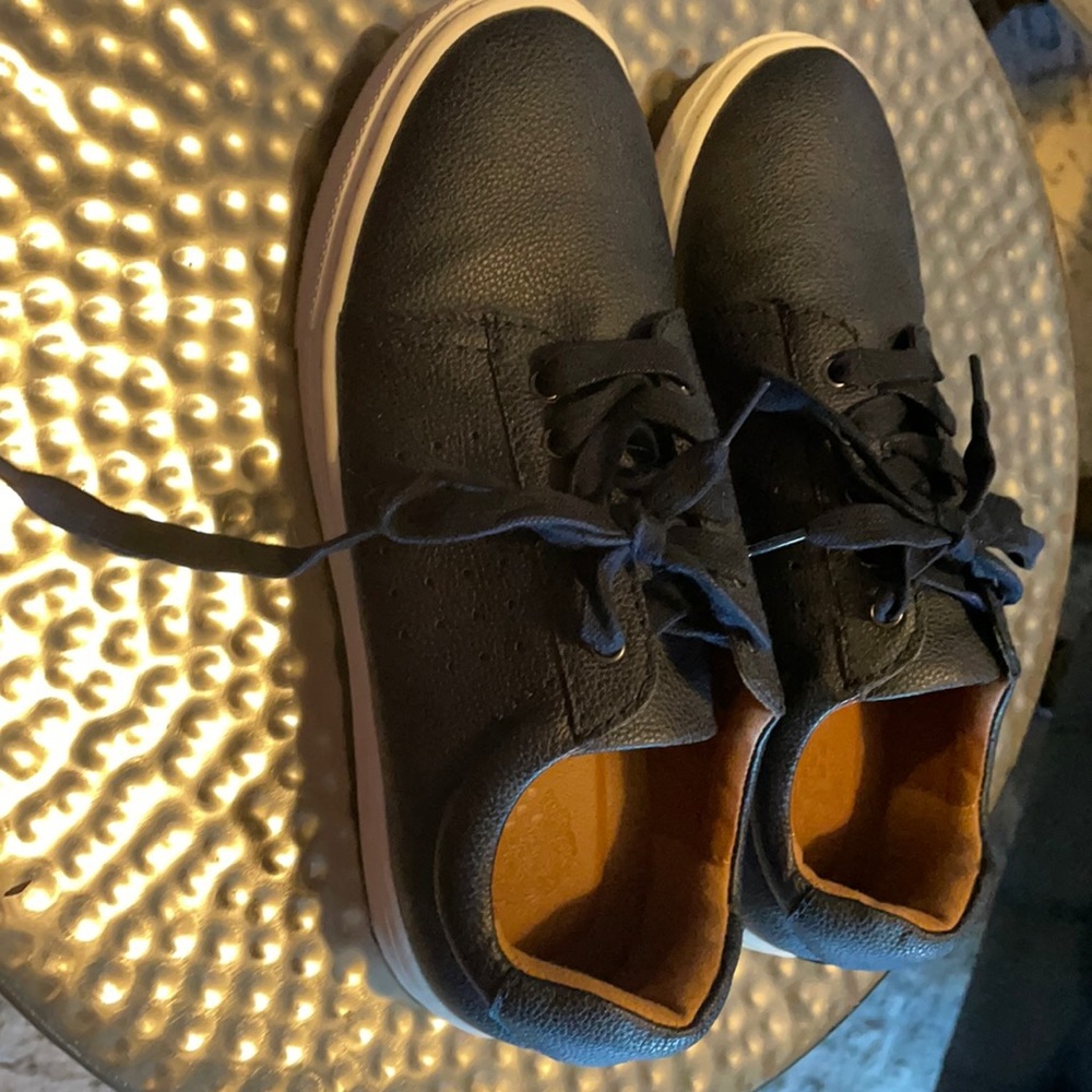 Vince Camuto boys dress sneakers size 5